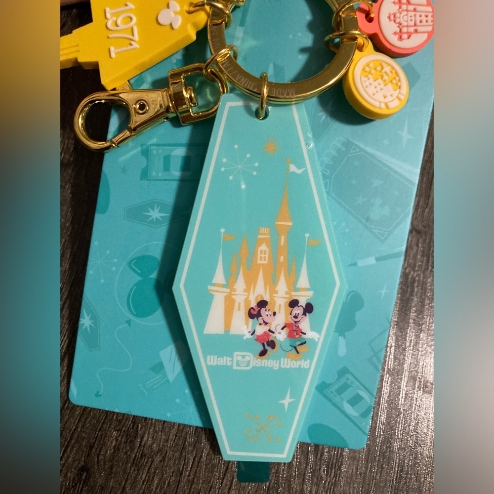 Play in the Park Disney Retro Hotel Keychain - Picture 6 of 7